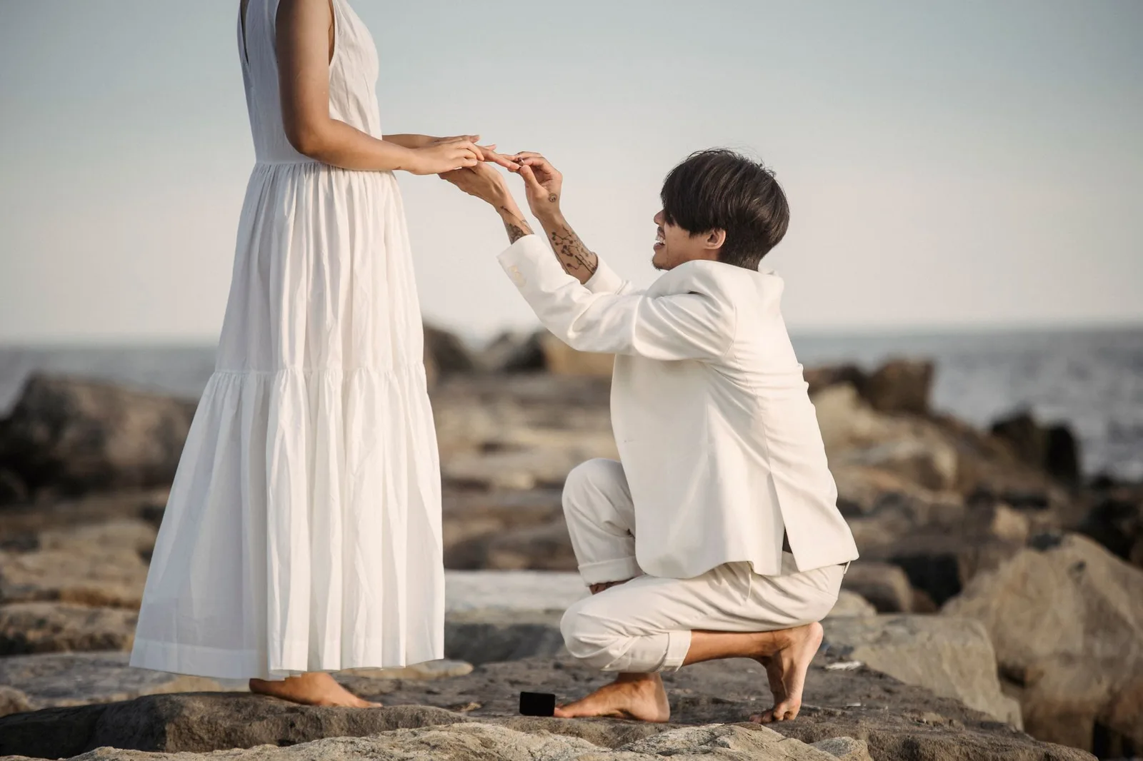 Khoảnh khắc bất ngờ cầu hôn của cặp đôi châu Á lúc hoàng hôn