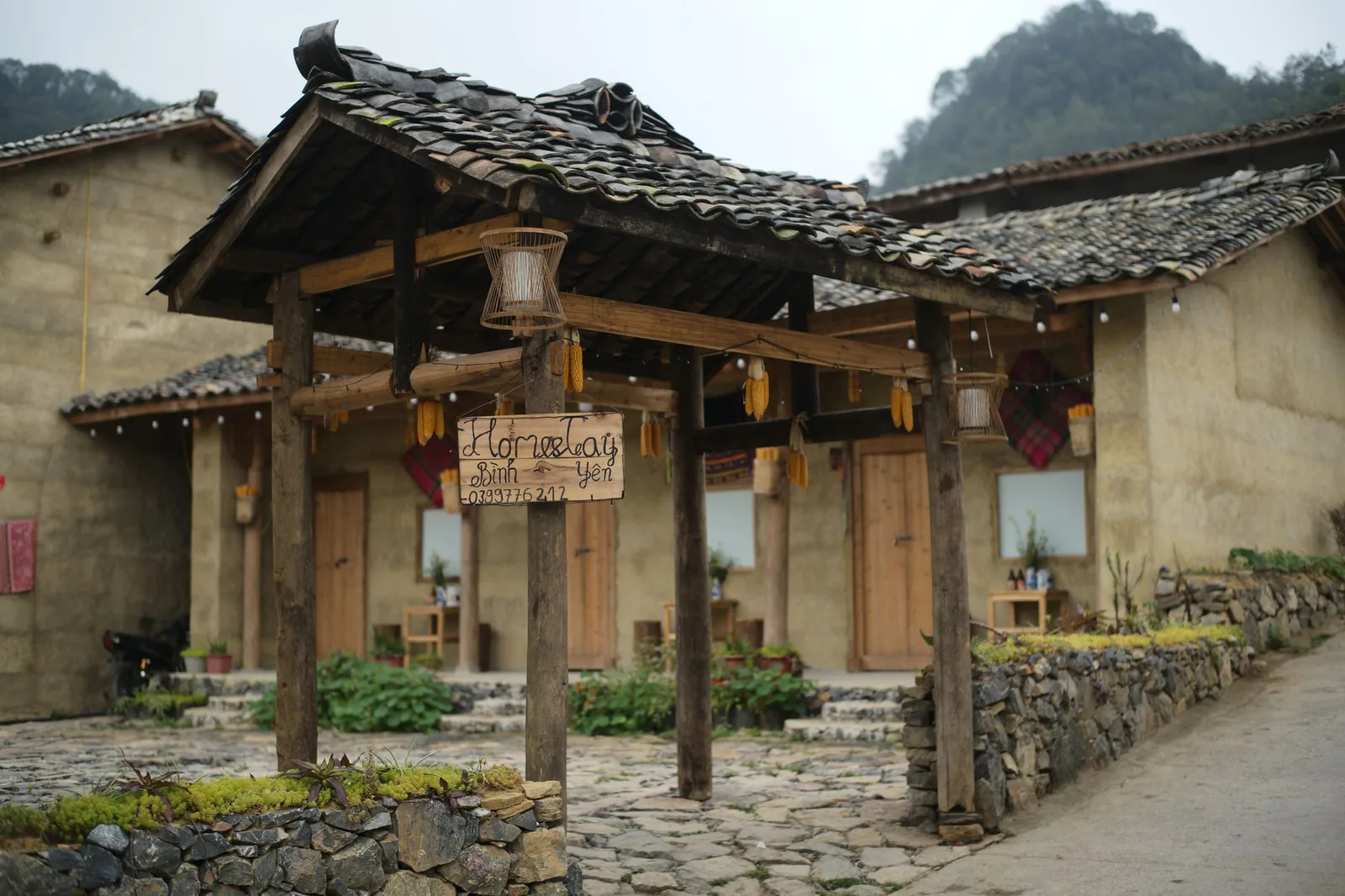 Khách châu Á làm thủ tục nhận phòng homestay
