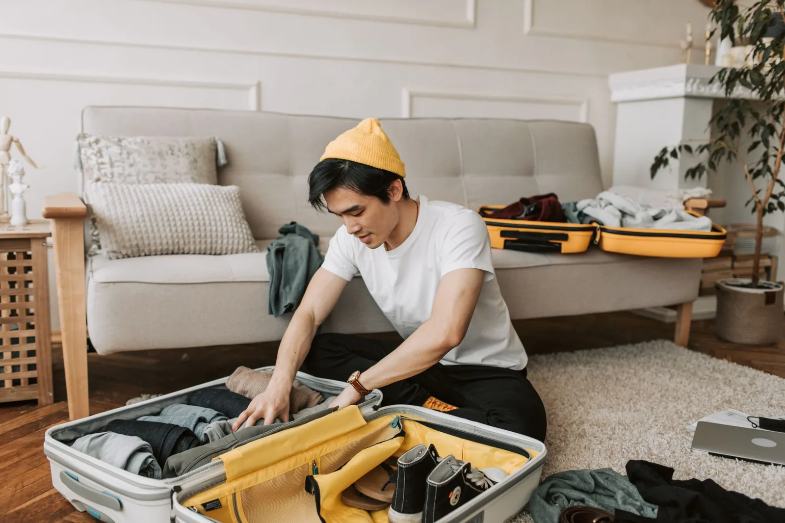 Du khách thu xếp vali trong phòng homestay trước khi trở về