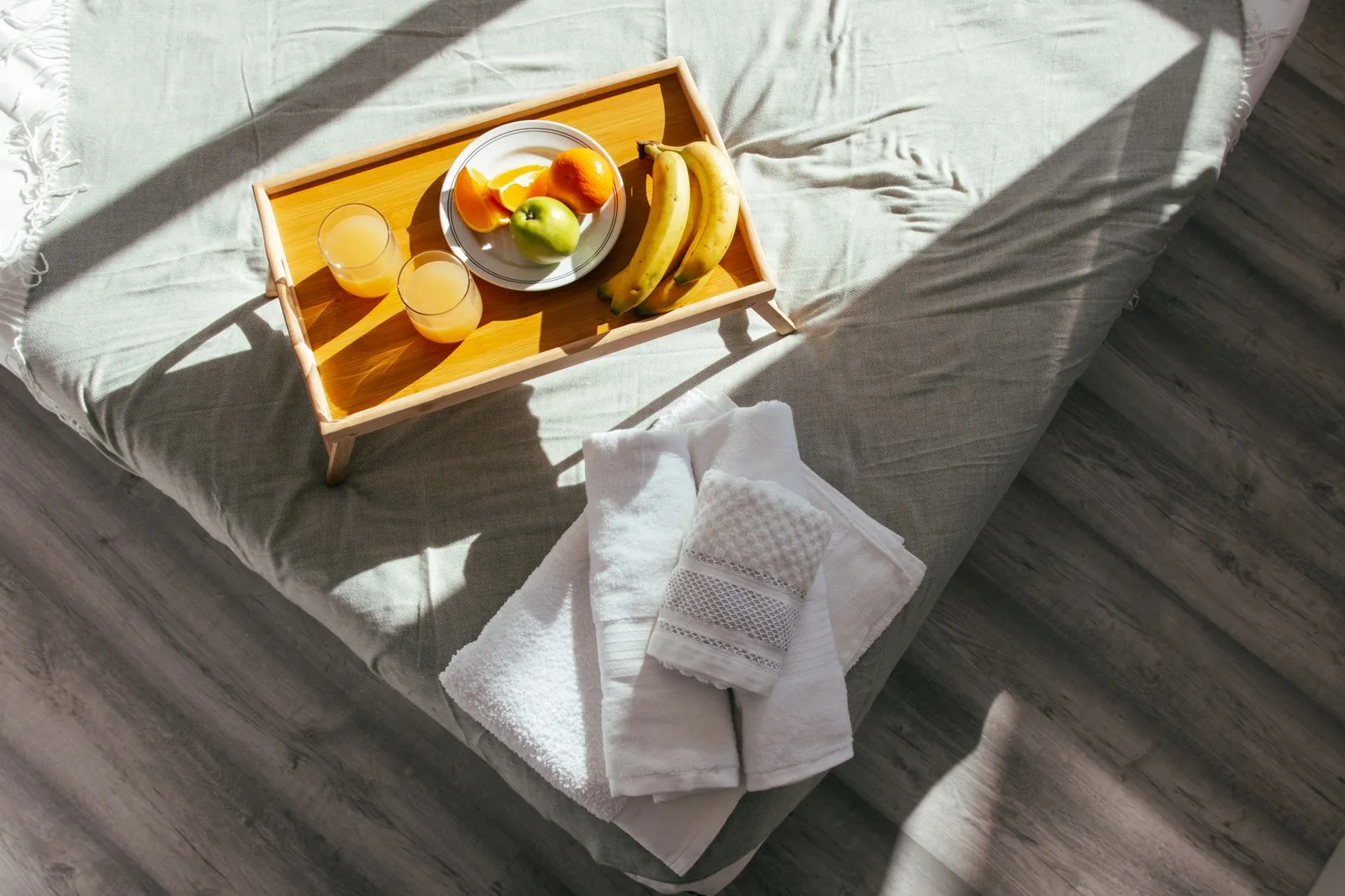Khay bữa sáng chay trong căn phòng homestay ấm cúng