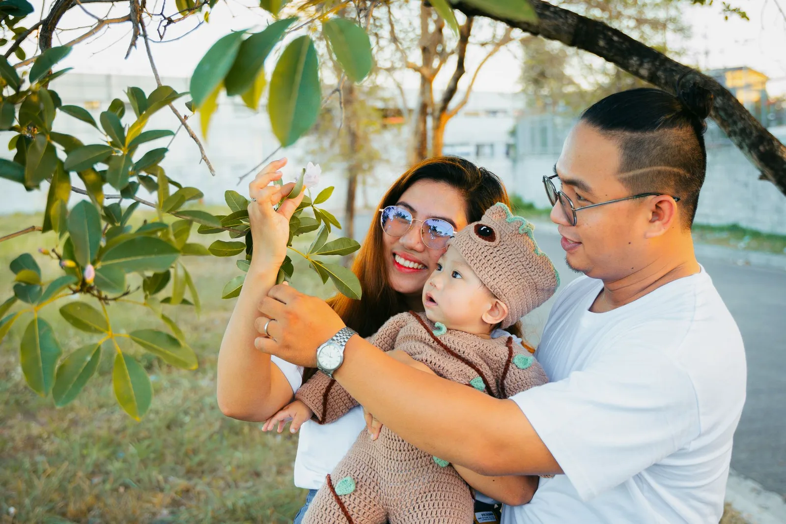 Ba mẹ châu Á kiểm tra độ an toàn của đồ dùng cho bé