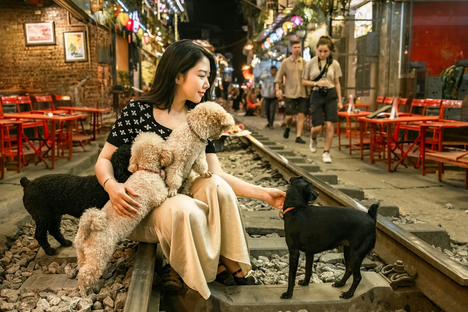 Du khách châu Á trấn an thú cưng trong phòng