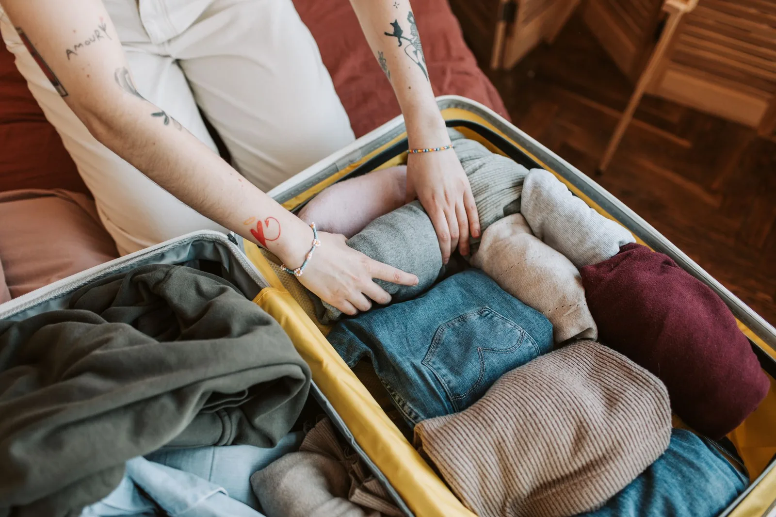 Chủ nuôi chuẩn bị đồ dùng cần thiết cho chuyến đi cùng chó