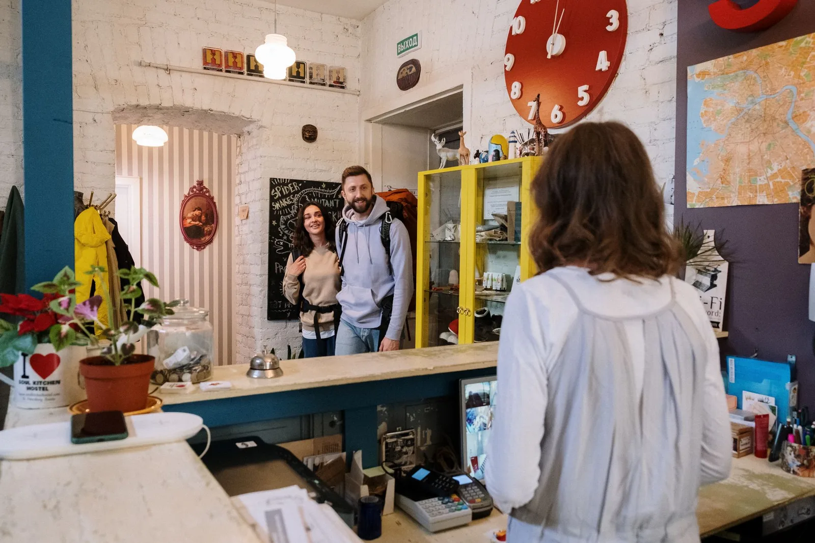 Khách làm thủ tục lưu trú ngắn ngày tại homestay