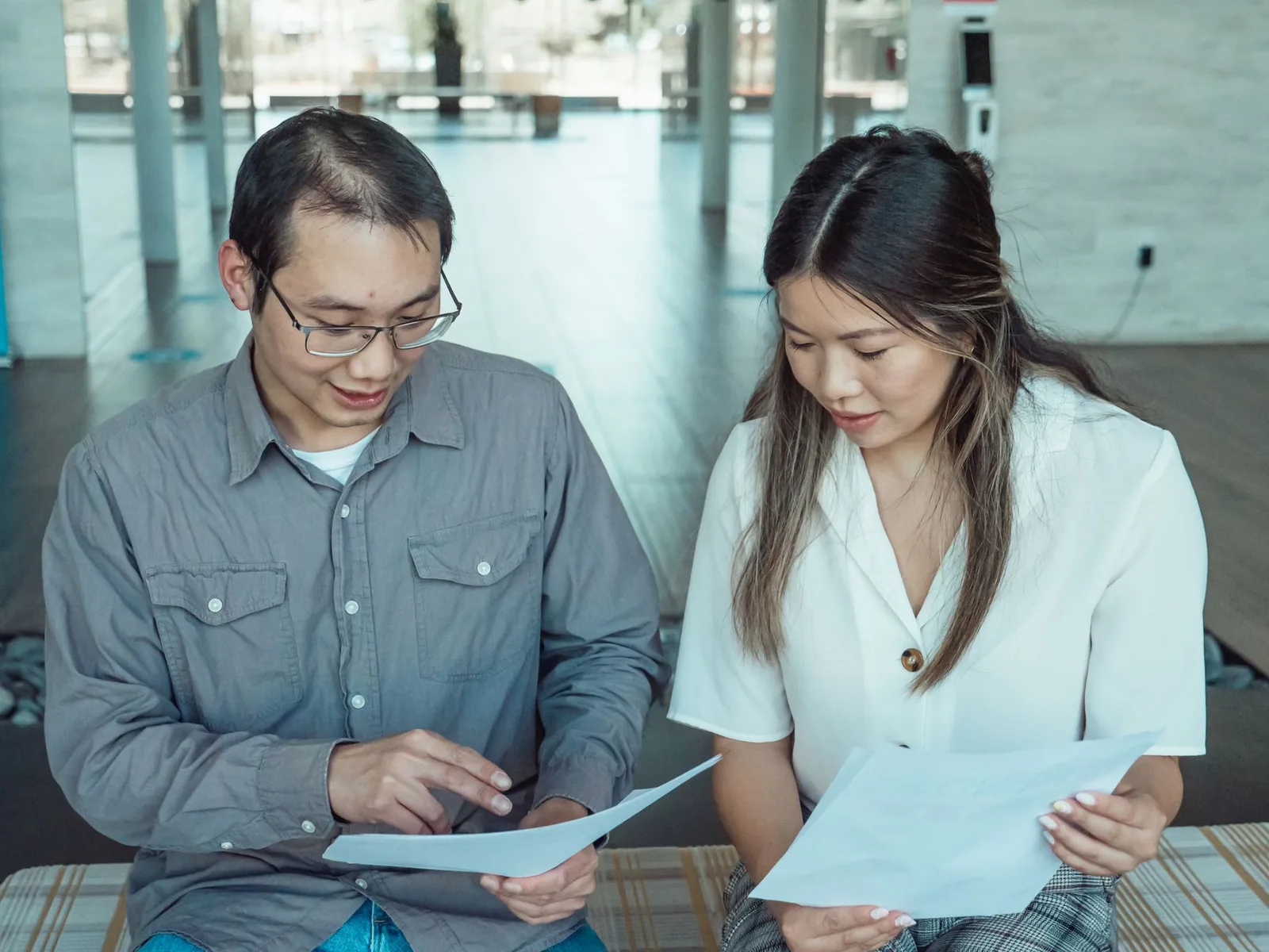 Nhân viên lễ tân rà soát danh sách khách cuối ca