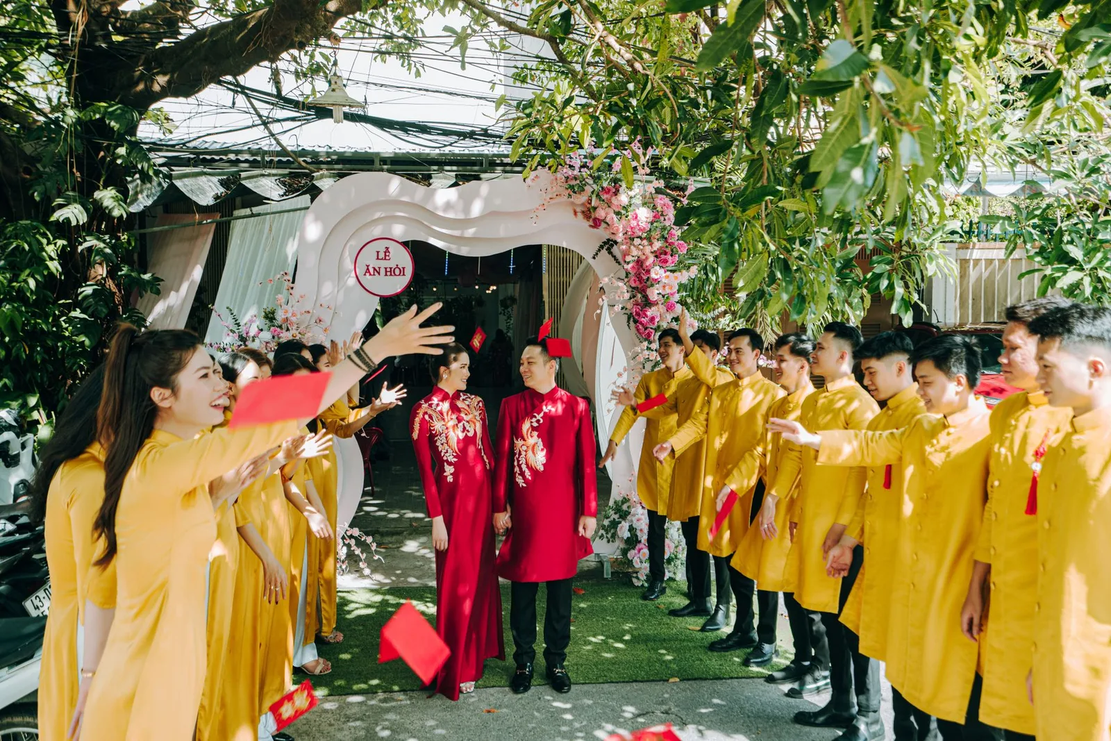 Chủ homestay đón khách và hướng dẫn thủ tục lưu trú