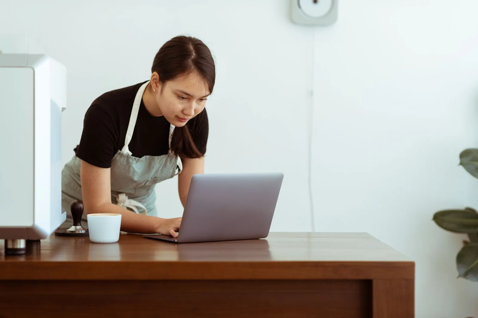 Nhân viên homestay vận hành quy trình lưu trú trực tuyến