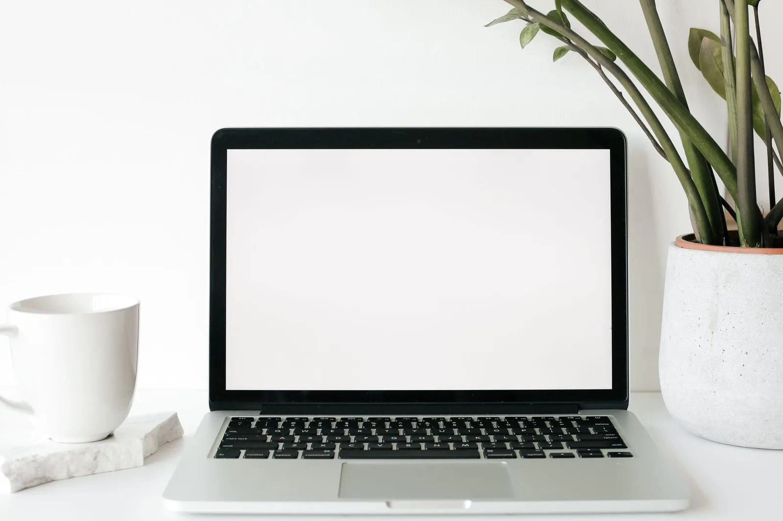 Hộ chiếu đặt cạnh máy tính khi khai báo tạm trú online