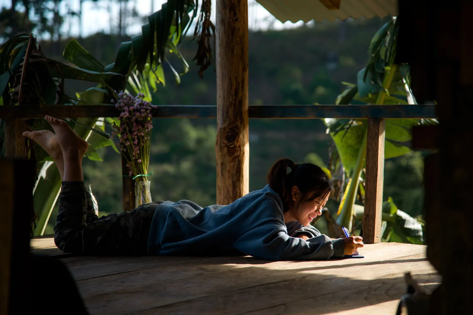 Khách châu Á thực hiện nhận phòng homestay từ xa