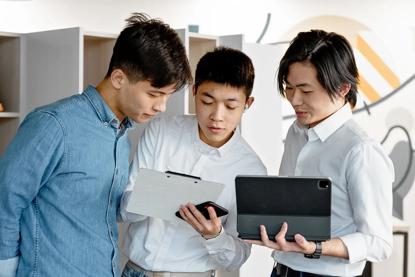 Du khách châu Á kiểm tra thông tin cá nhân đã cung cấp