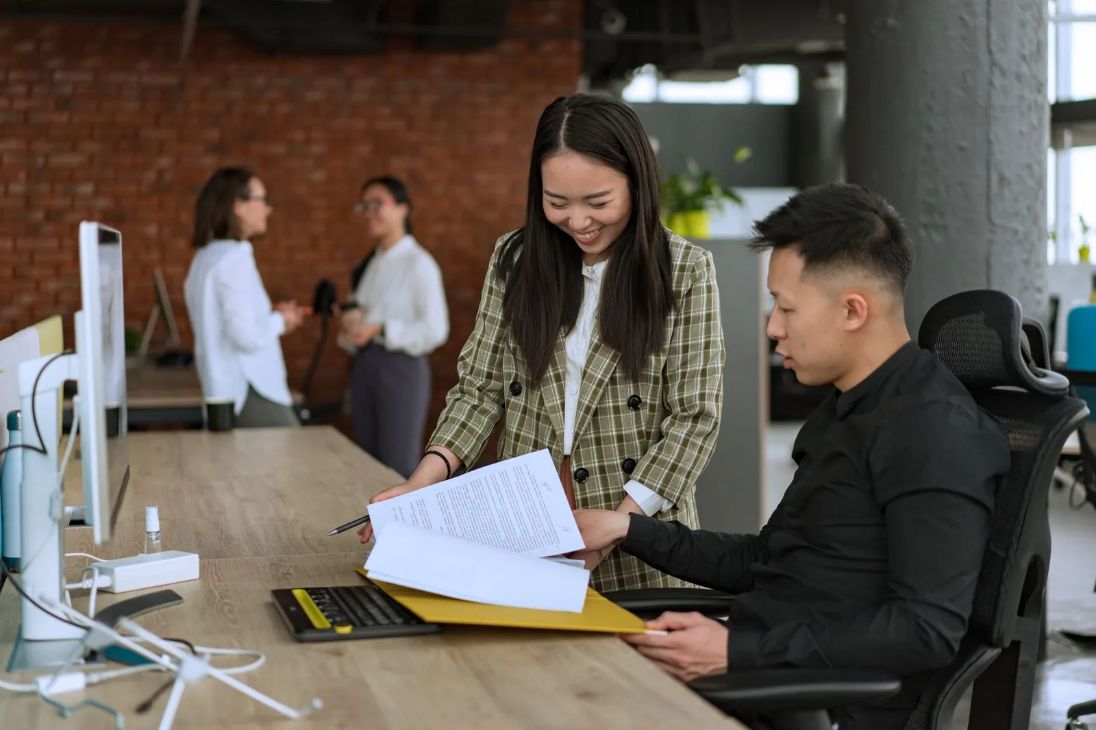 Người vận hành kiểm tra hồ sơ khai báo tạm trú