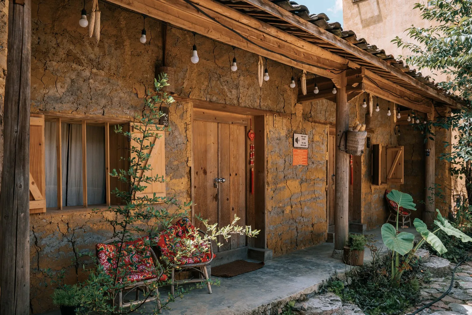 Gia đình mang hành lý đến quầy nhận phòng homestay