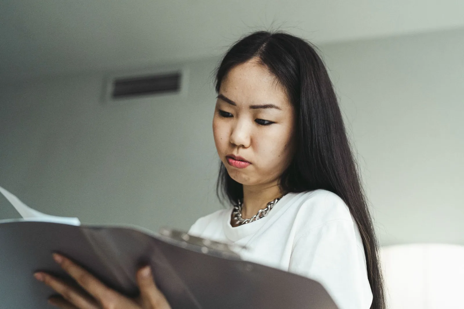 Khách châu Á kiểm tra giấy tờ cần thiết trước khi nhận phòng