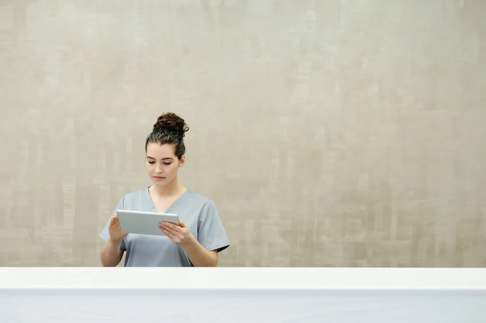 Nhân viên ca trực xử lý khai báo tạm trú trên máy tính