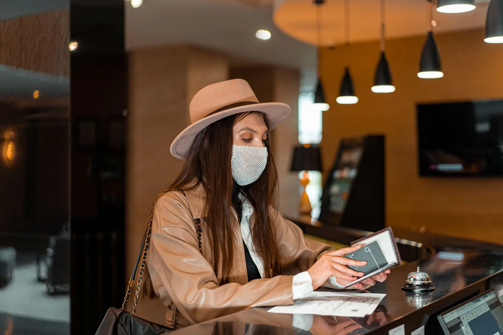 Hộ chiếu và máy tính dùng để kiểm tra thông tin lưu trú
