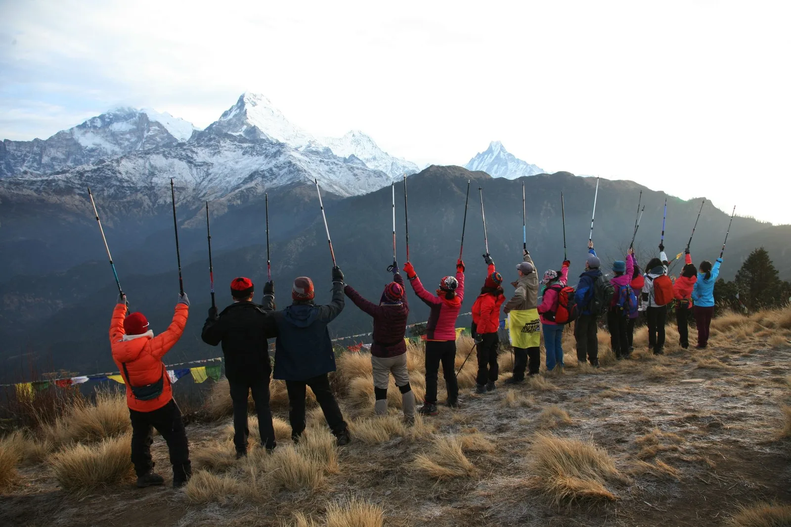 Nhóm người Việt trekking trên núi cùng hướng dẫn viên