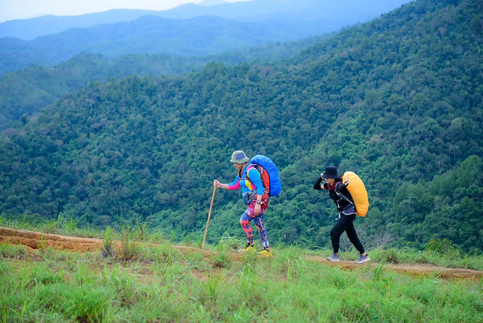 Nhóm du khách châu Á trekking cùng hướng dẫn viên
