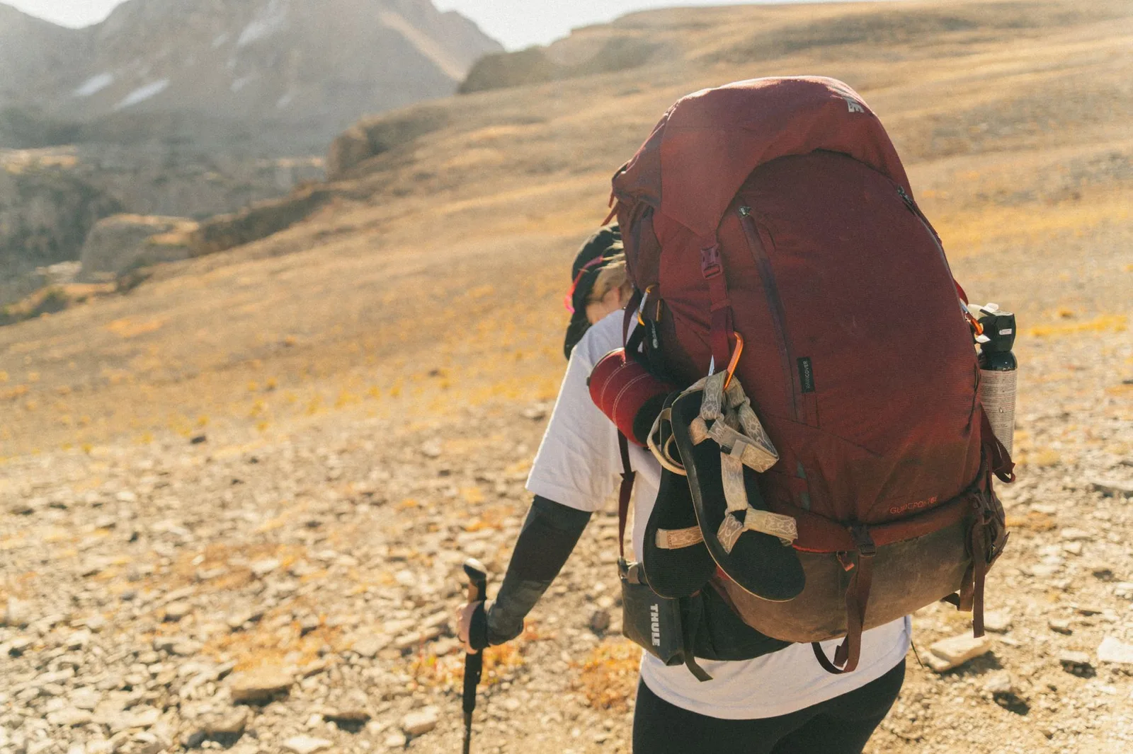 Người đi bộ châu Á tập luyện với balo trekking