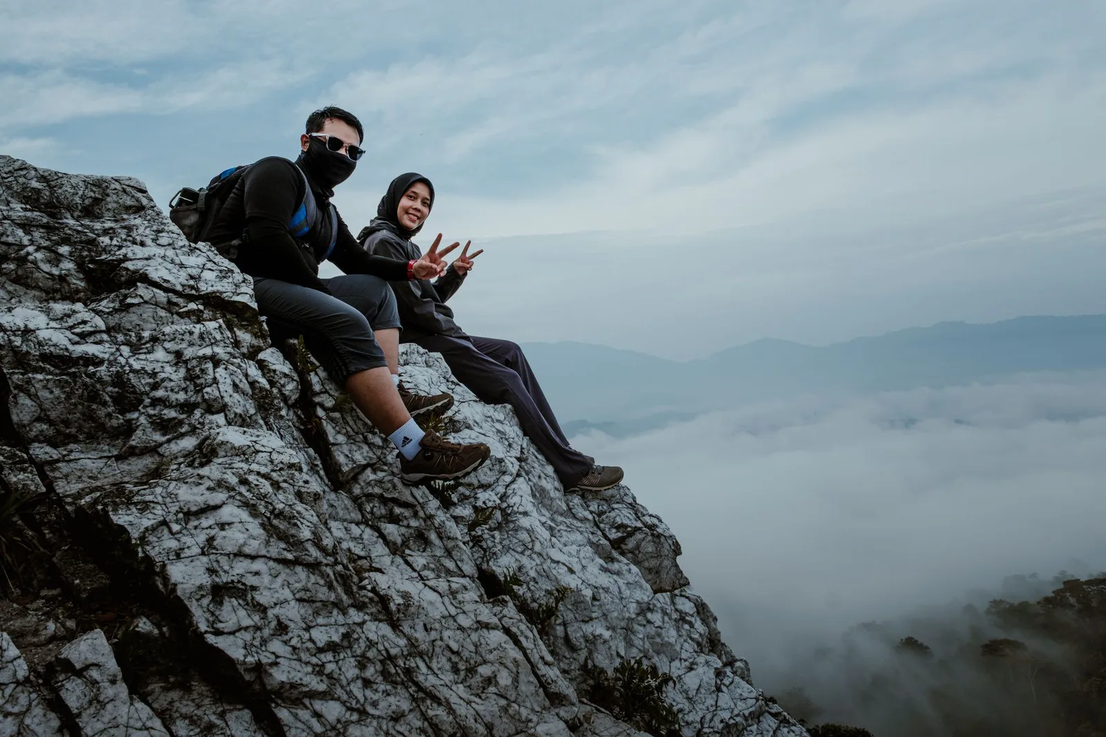 Nhóm người châu Á trekking với trang bị chống mưa