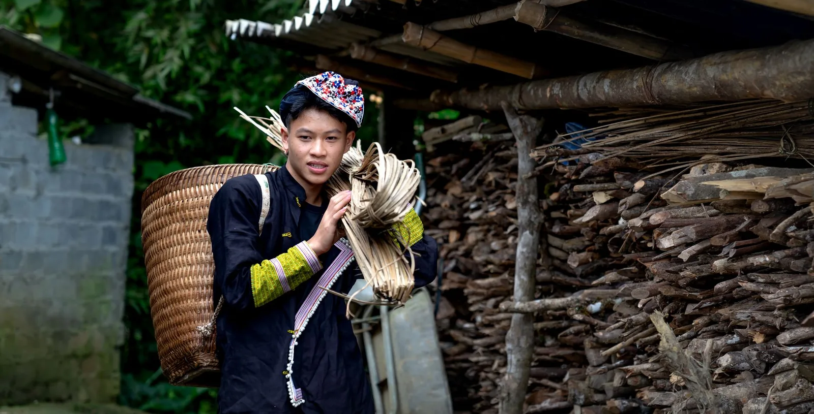 Porter châu Á mang hành lý trên cung đường trekking