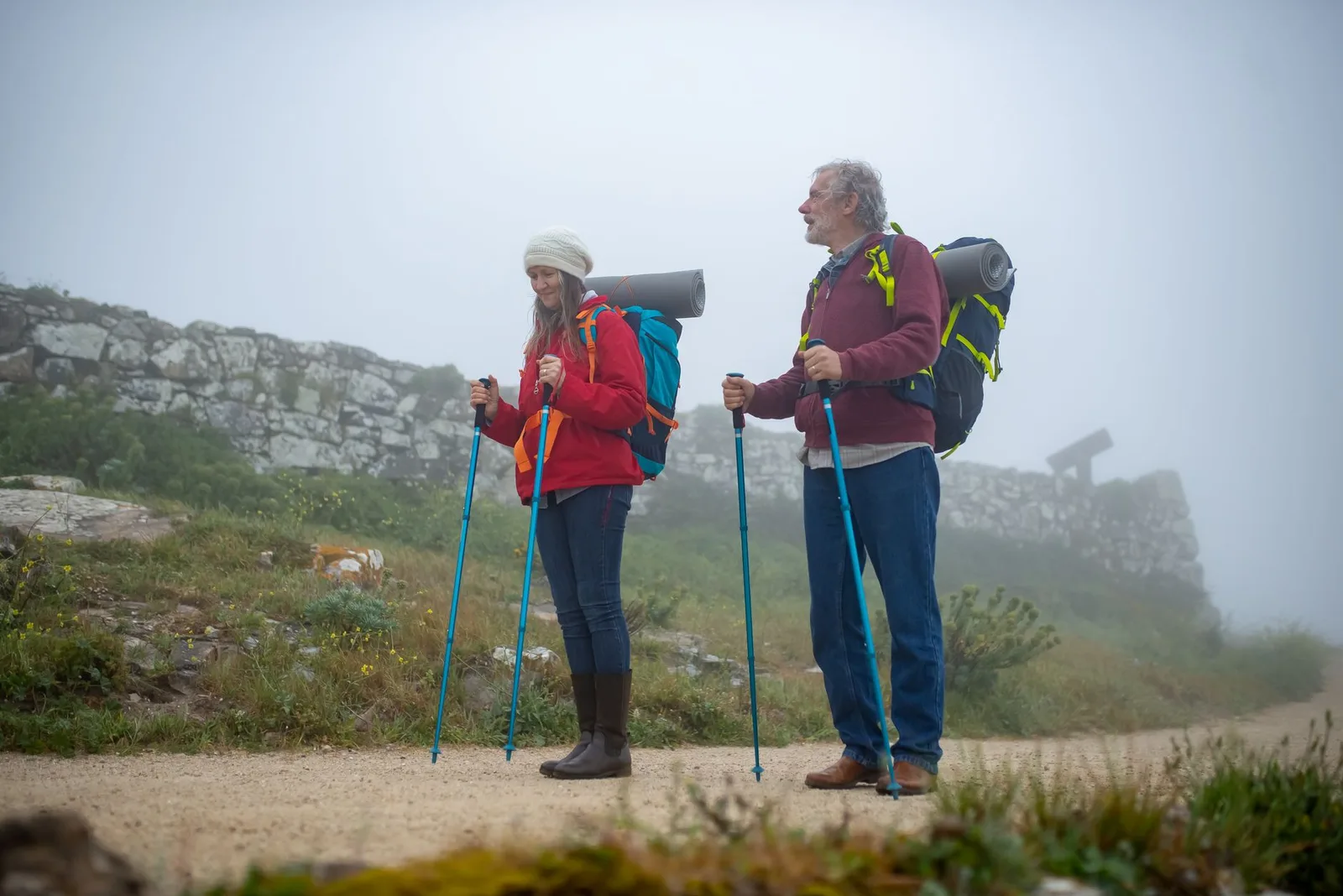Người lớn tuổi tập luyện ngoài trời để chuẩn bị trekking