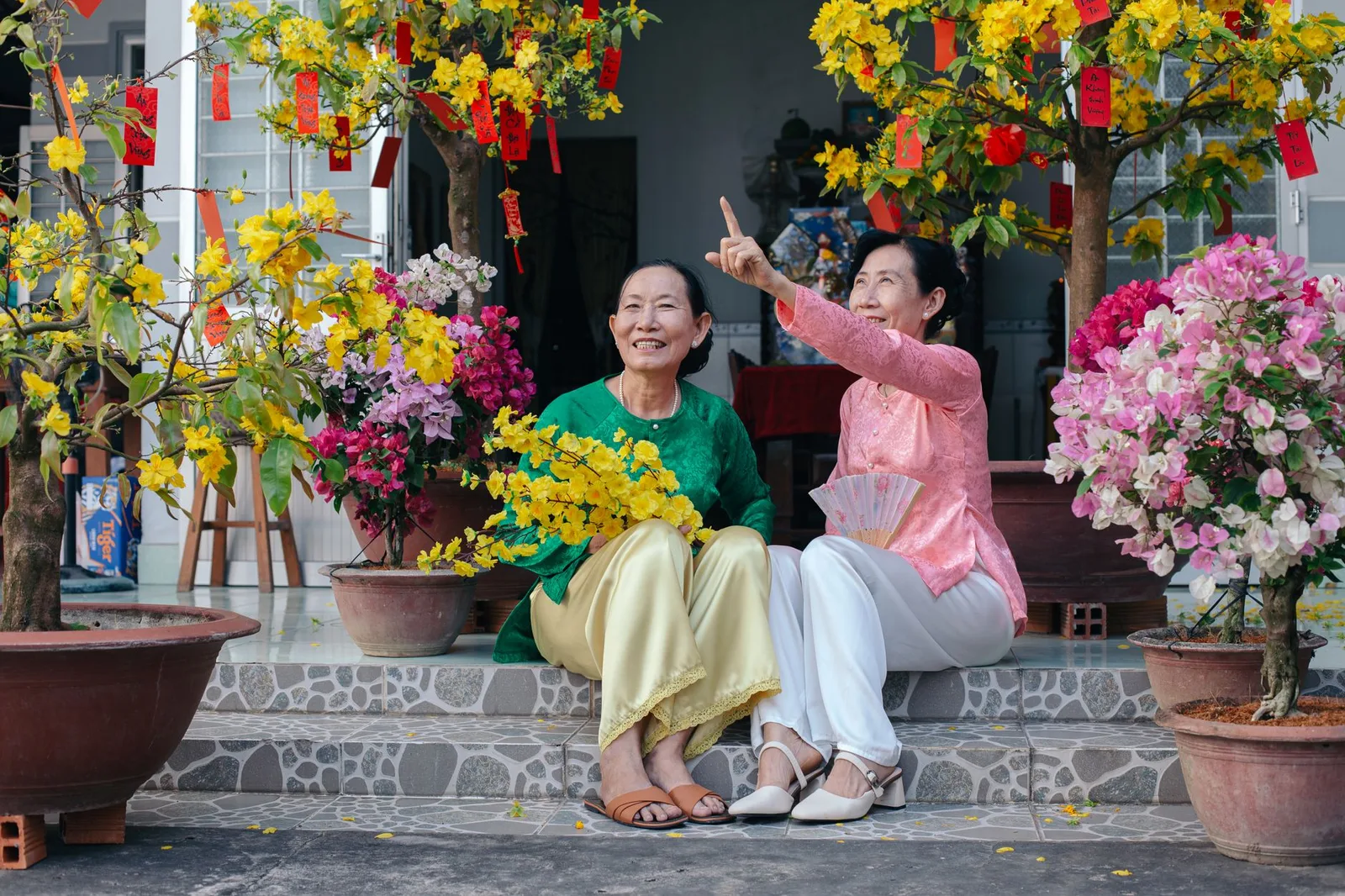 Gia đình hoàn thiện trang trí nhà vào ngày cuối năm