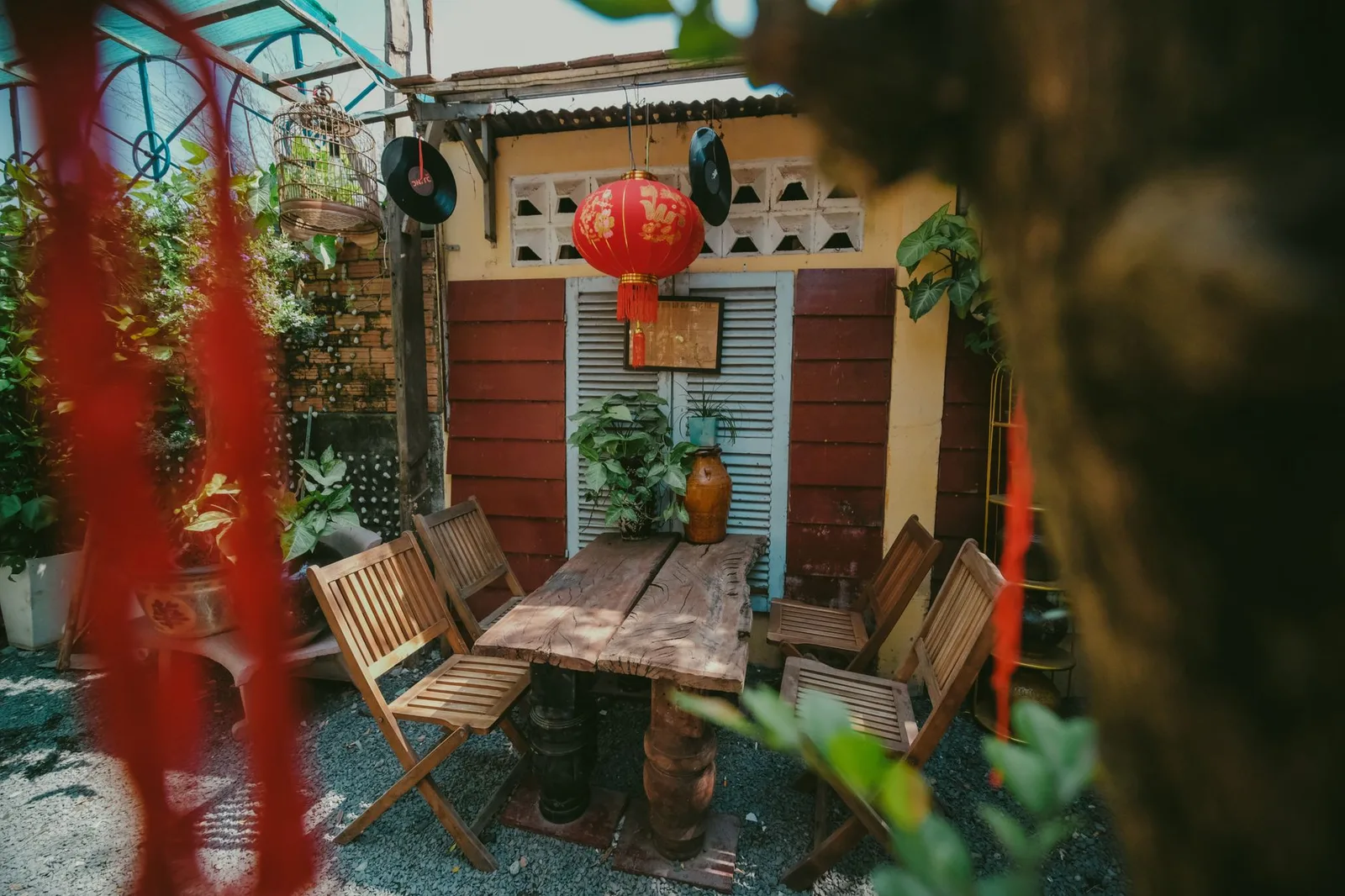Đồ nội thất cũ và vật dụng được kiểm kê để trang trí ban công