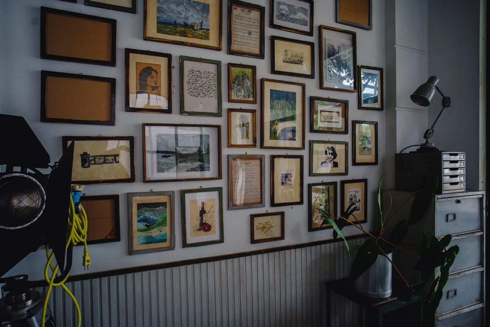 Bố cục tranh gallery hài hòa trong phòng khách hiện đại