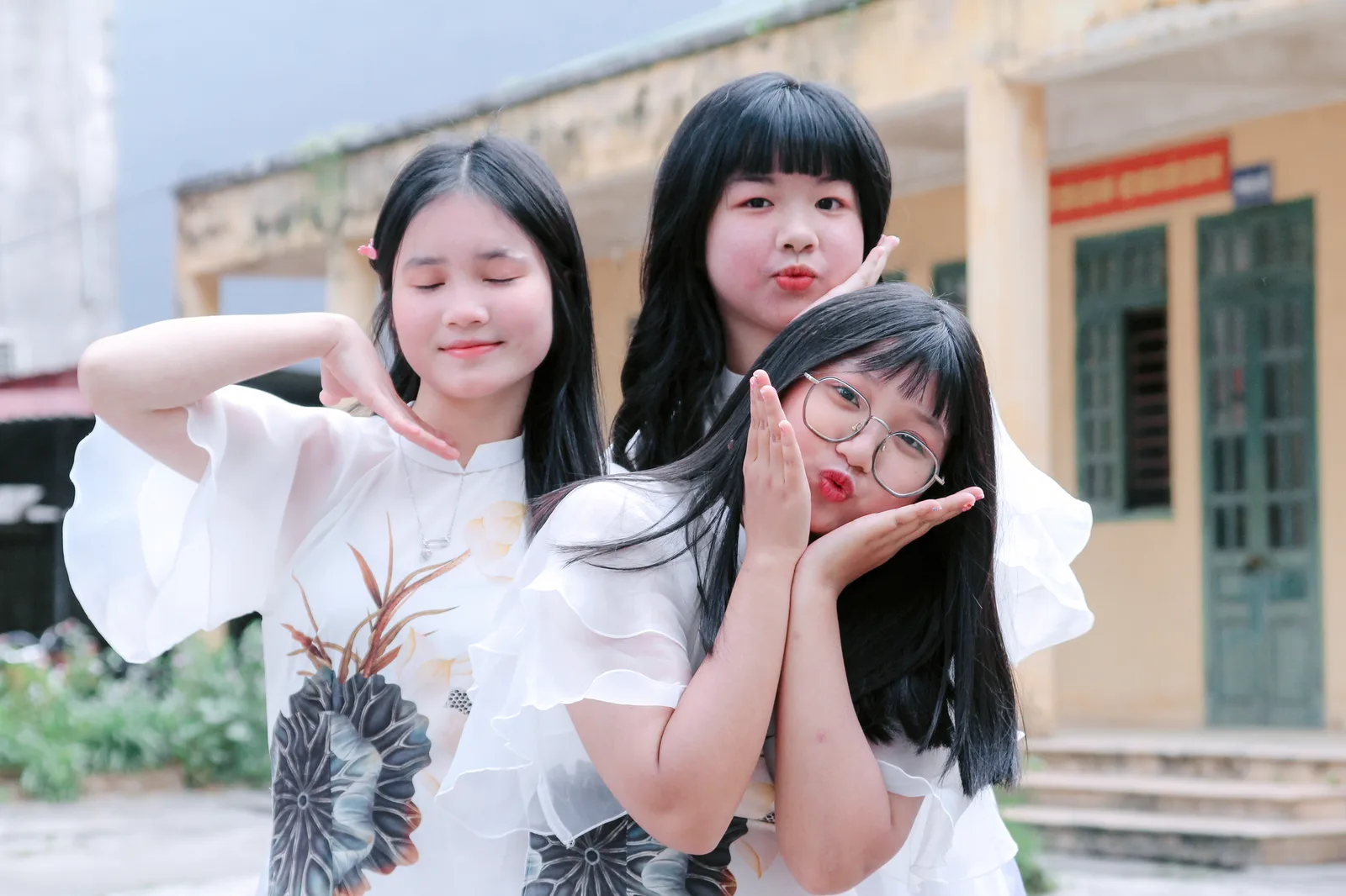 Nhóm bạn trẻ châu Á check-in tại homestay