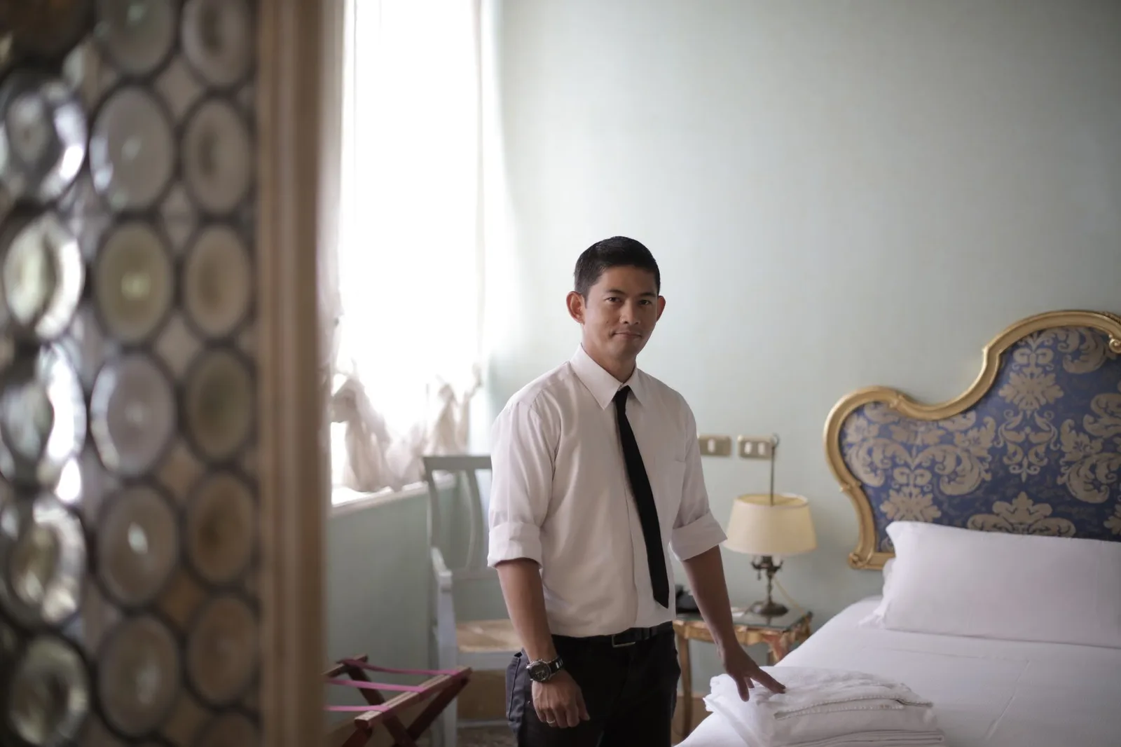 Chủ homestay châu Á chuẩn bị phòng đón khách
