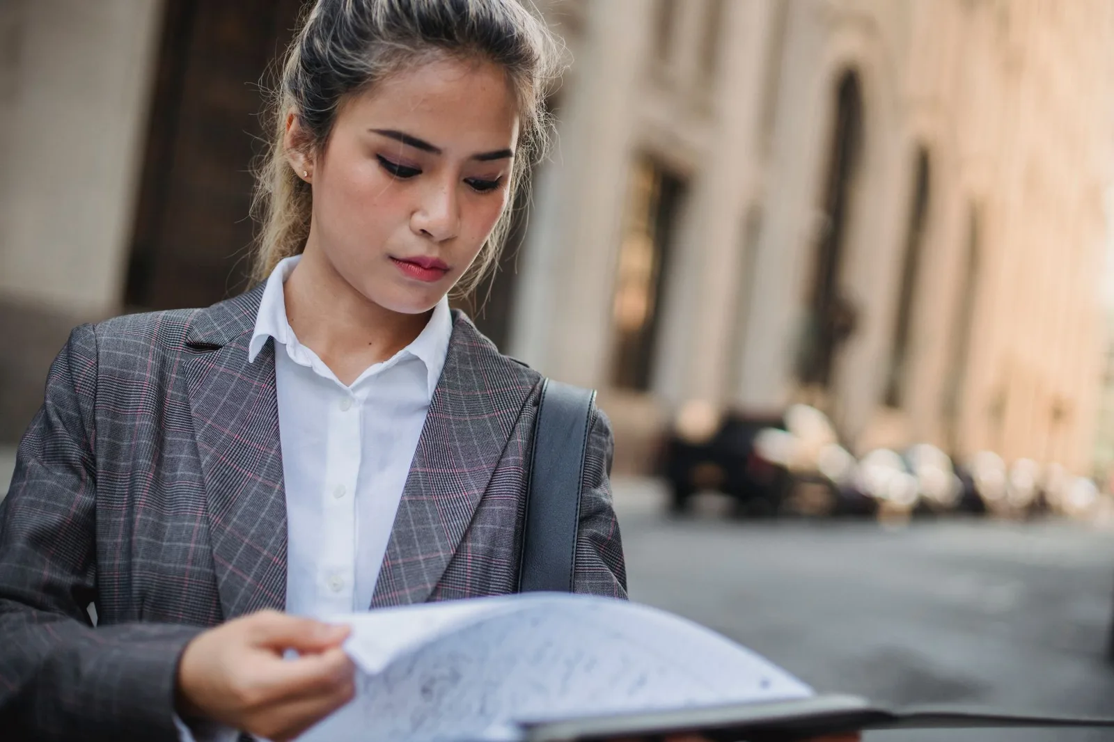 Chủ nhà xem xét giấy tờ pháp lý của căn nhà
