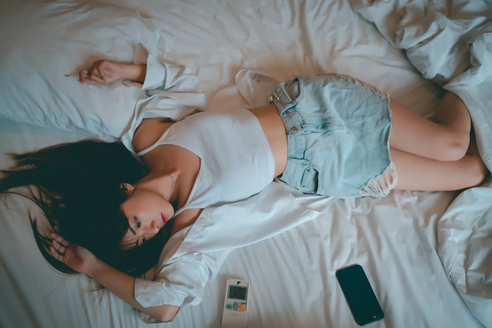 Cô gái chuẩn bị trang phục chụp ảnh trong phòng ngủ ấm cúng