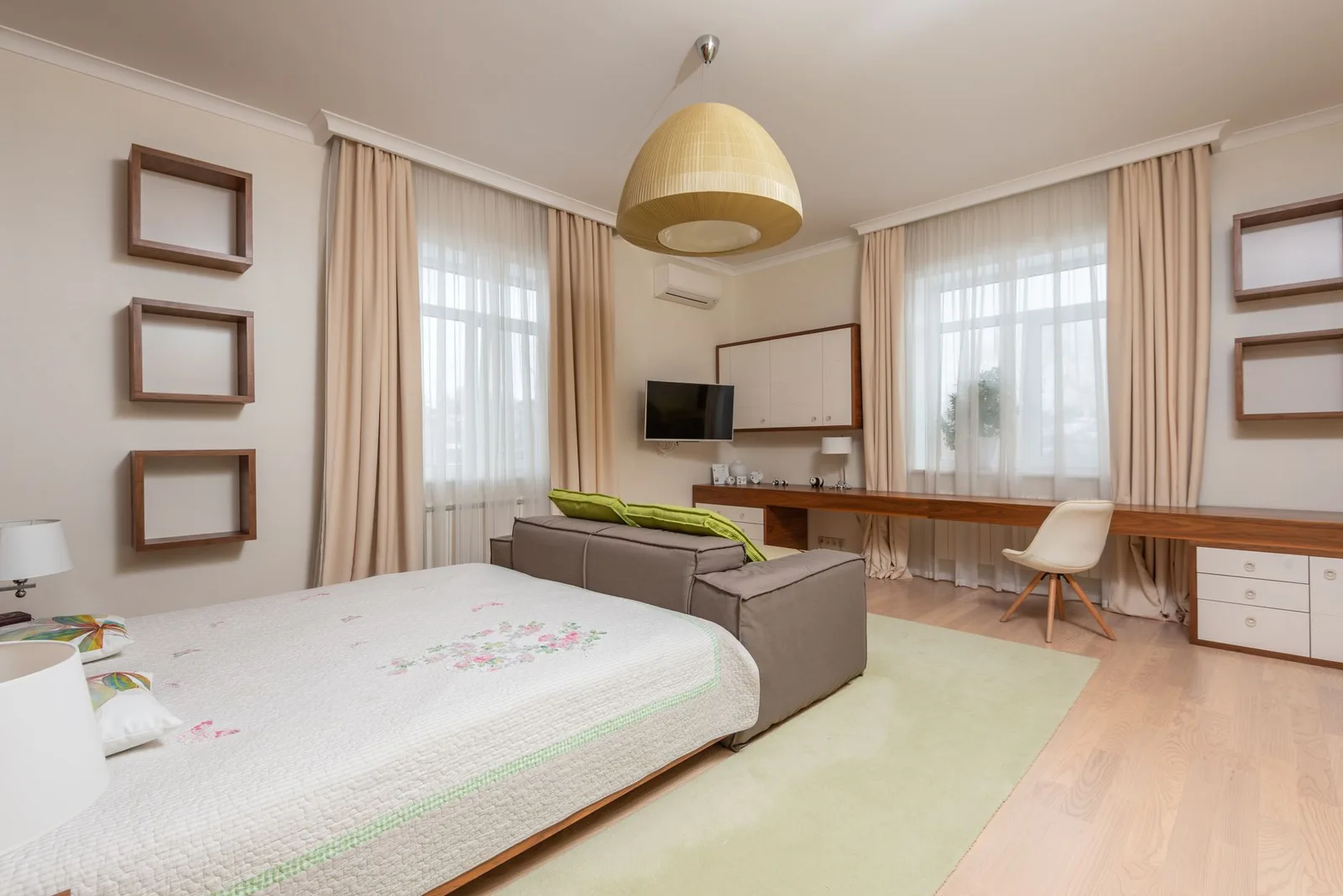 Phòng ngủ homestay được chuẩn bị để chụp ảnh quảng cáo
