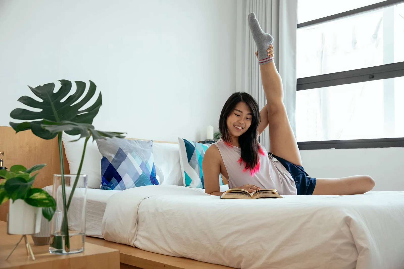 Cô gái kiểm tra ánh sáng và không gian phòng homestay