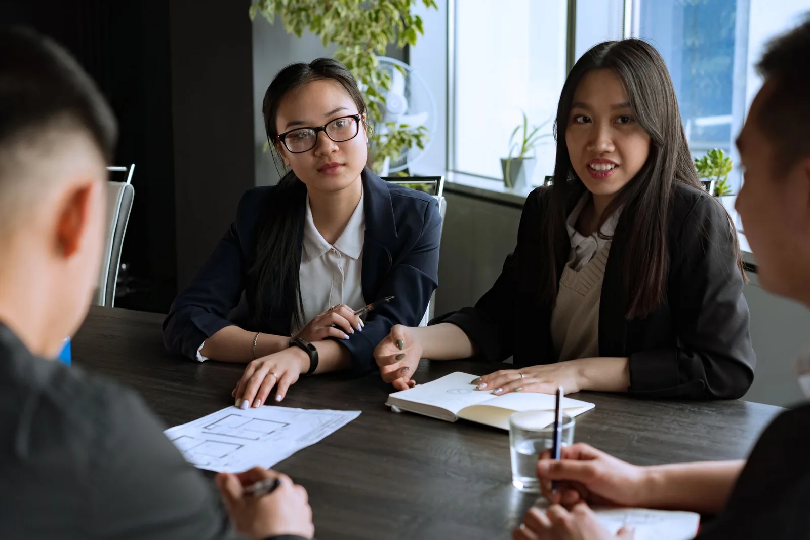 Nhóm sáng tạo châu Á kiểm tra hợp đồng sử dụng địa điểm