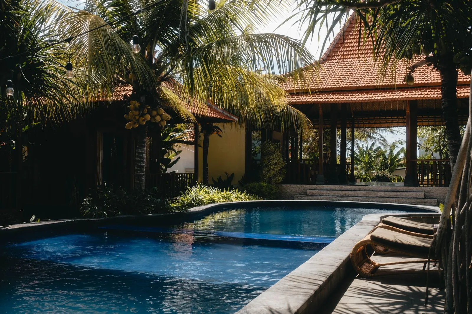 Người khảo sát địa điểm châu Á kiểm tra villa theo danh sách