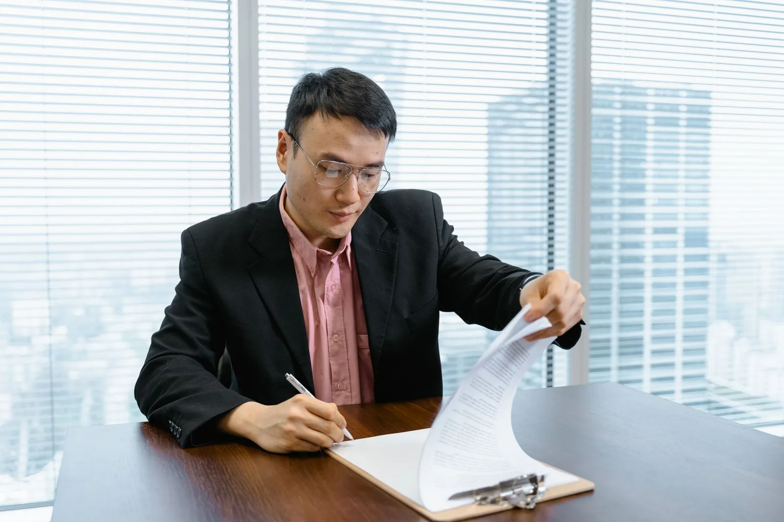 Chủ nhà và khách ký văn bản chấp thuận sử dụng bối cảnh