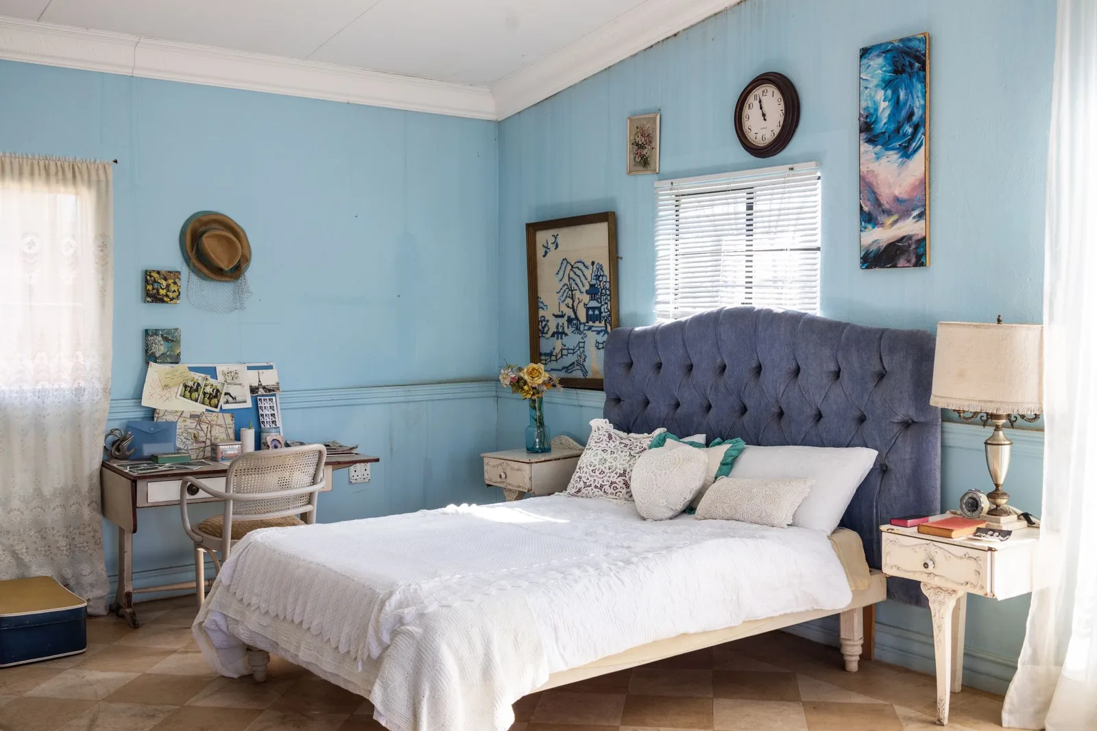 Không gian phòng ngủ tối giản và vintage với phong cách tương phản