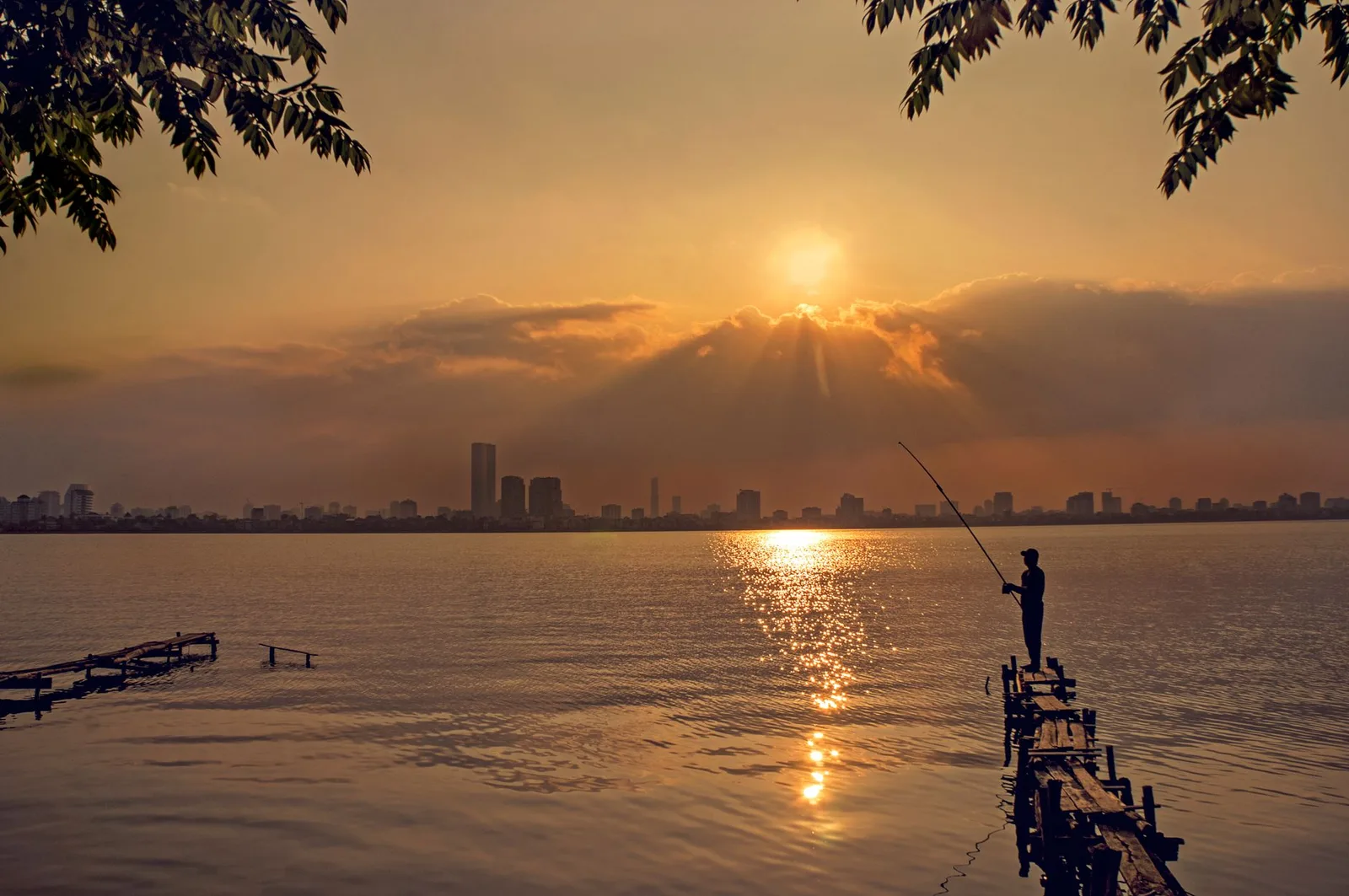 Hồ Gươm Hà Nội buổi sáng mùa thu yên bình