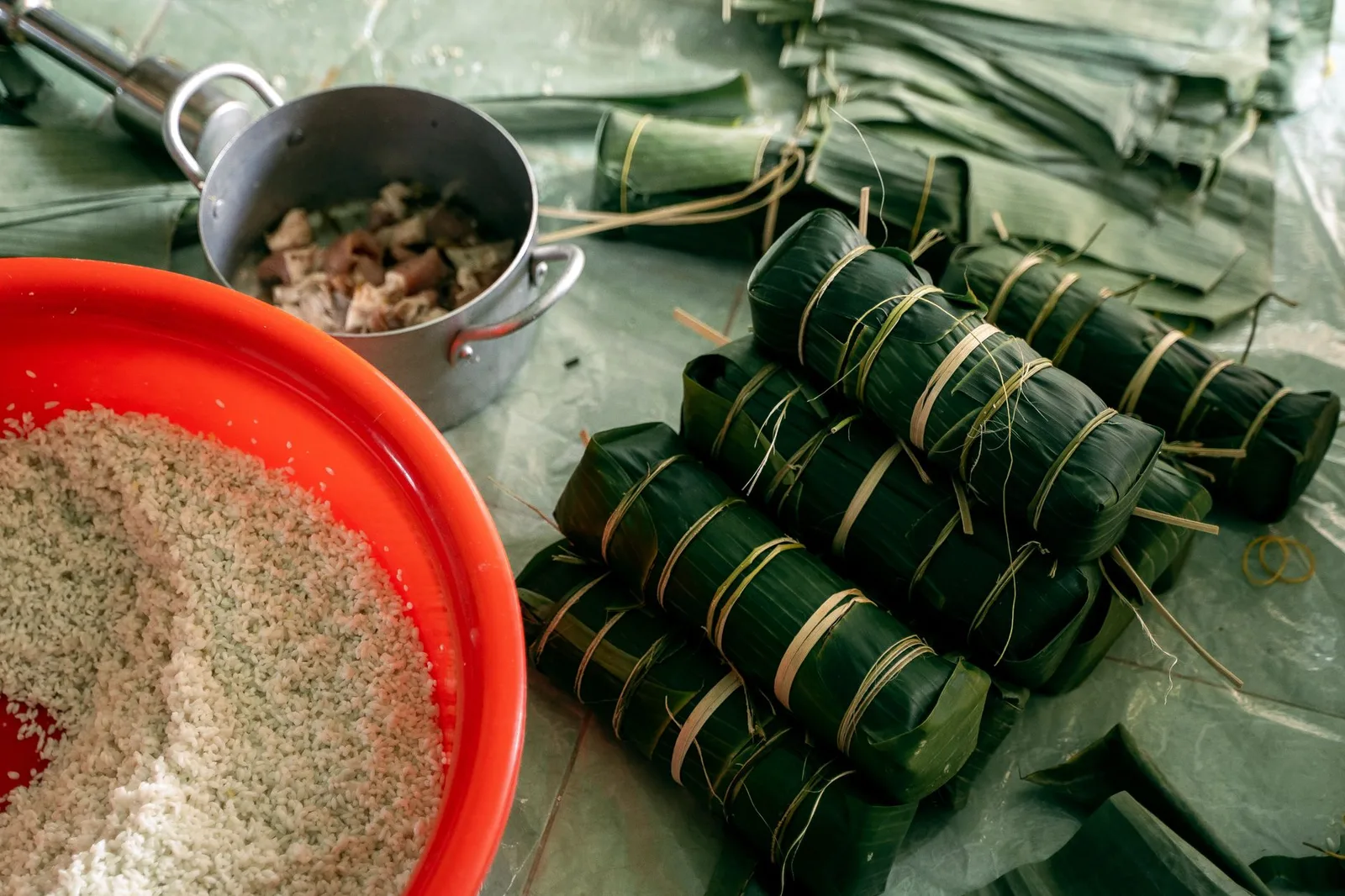Kiểm tra cốm bằng tay để nhận biết độ tươi