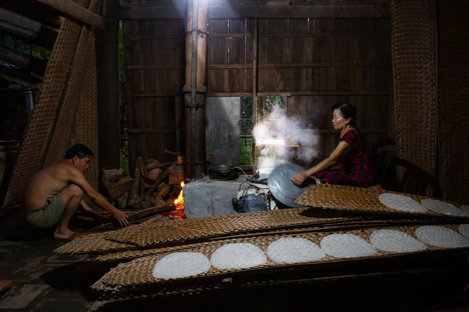 Nghệ nhân thực hiện các công đoạn làm cốm thủ công