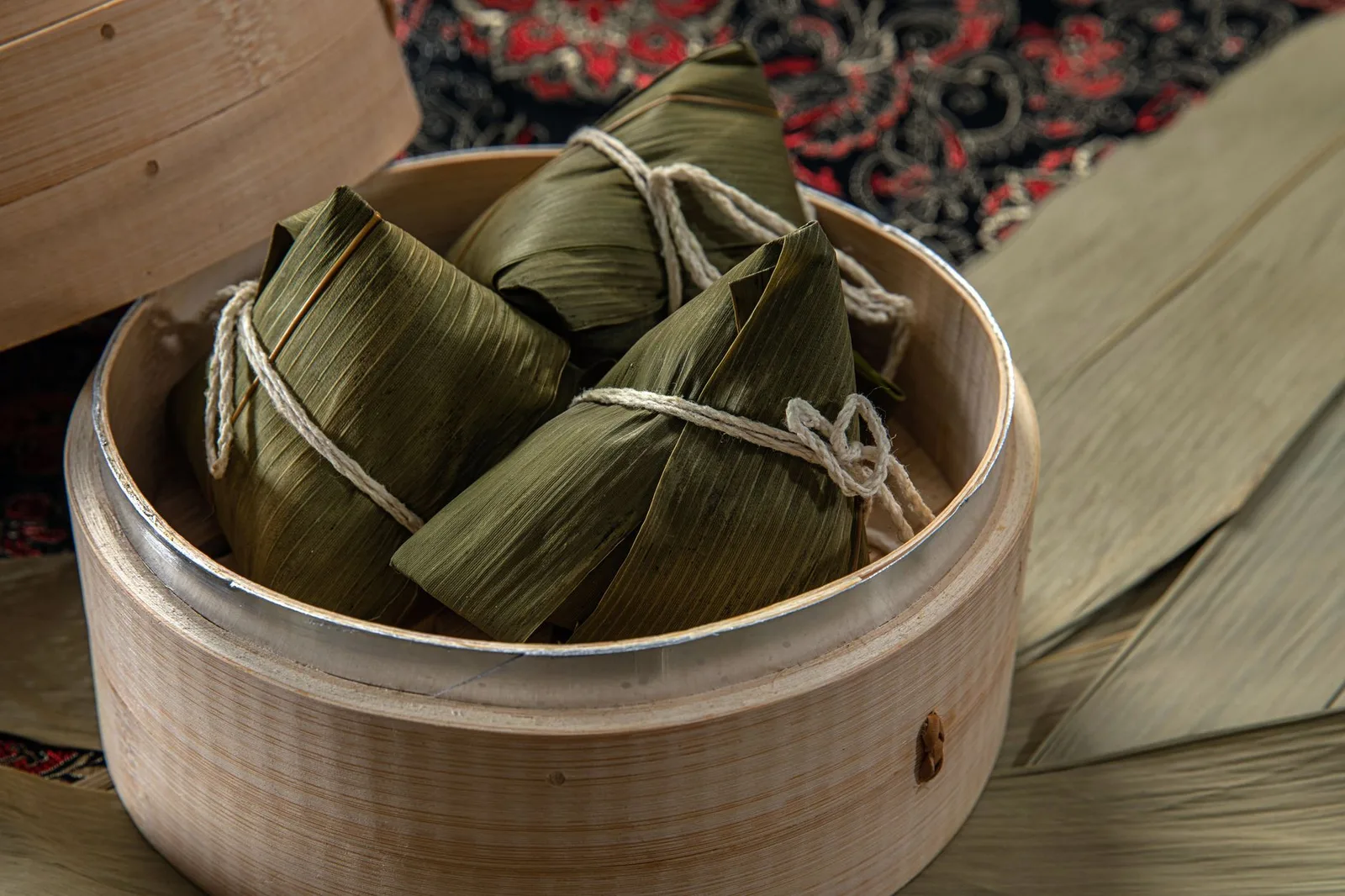 Cốm xanh được đựng trong mẹt tre truyền thống