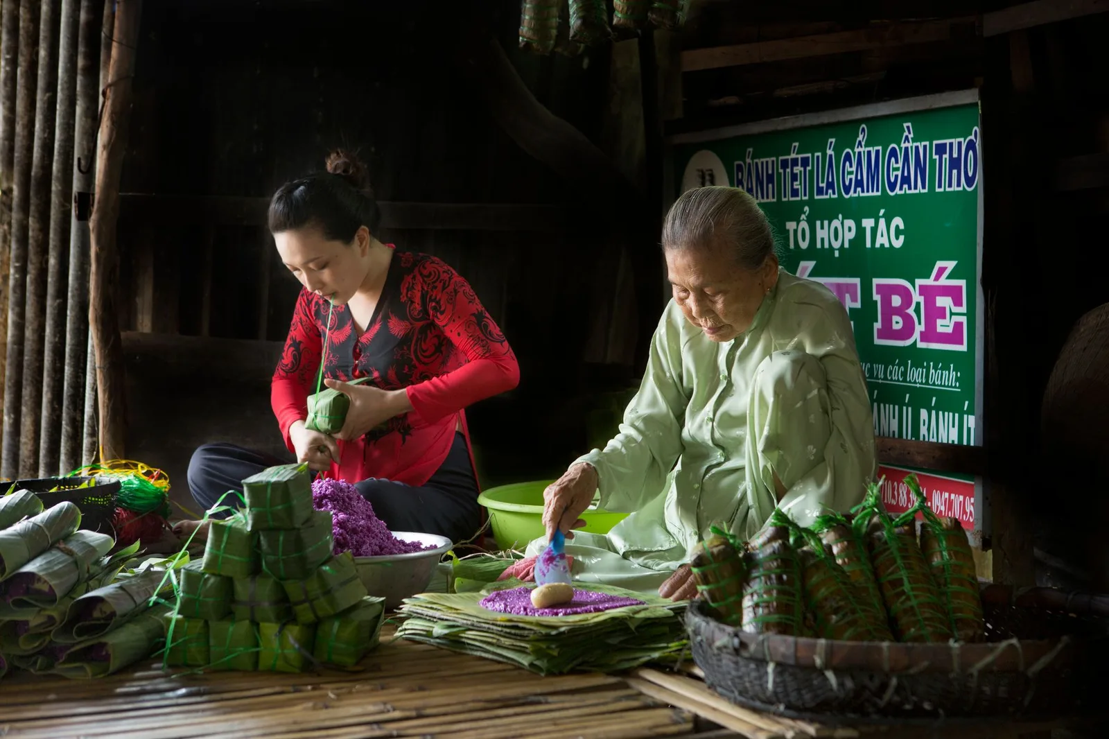 Nghệ nhân Việt Nam giã cốm xanh theo cách truyền thống