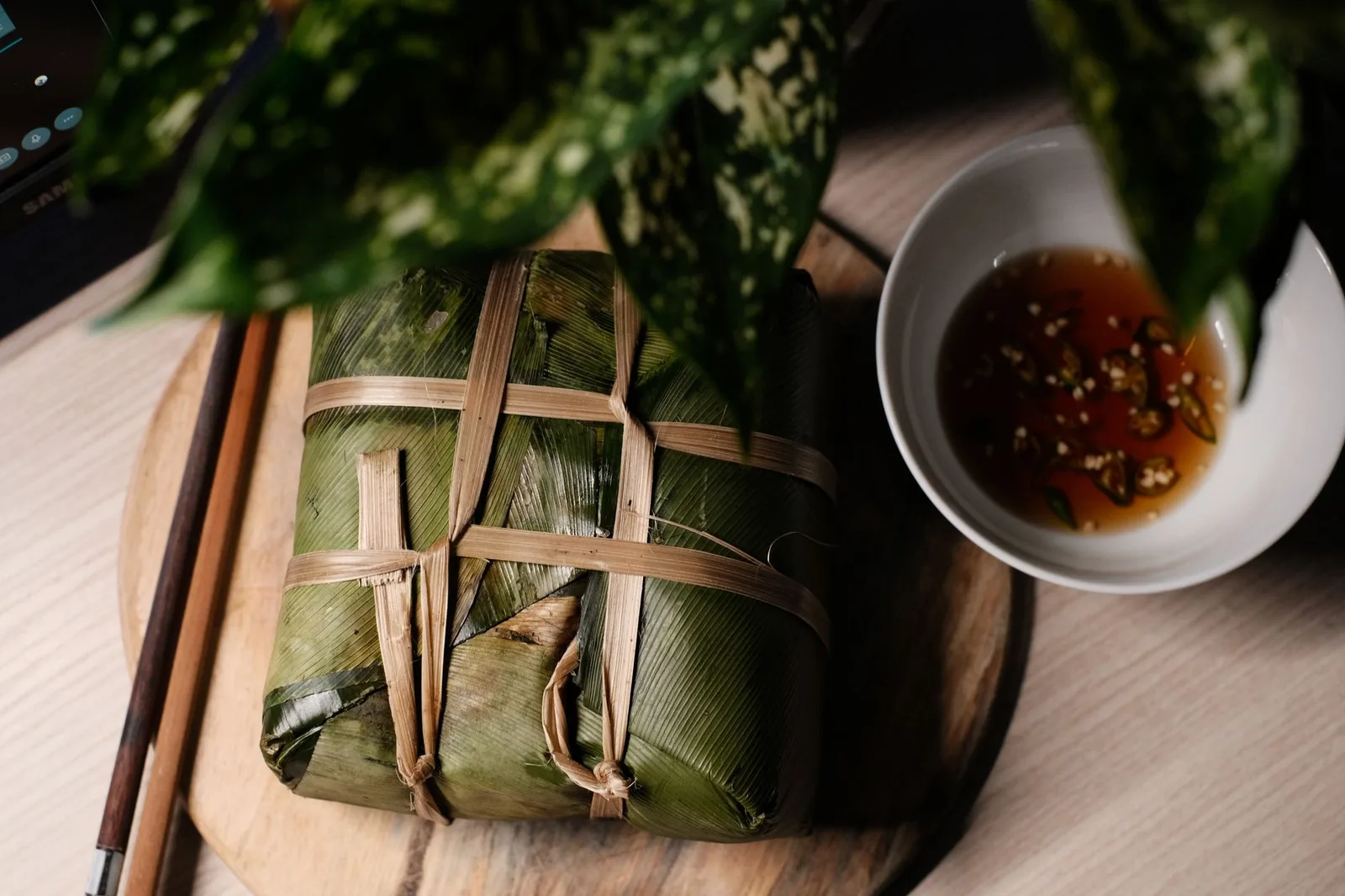 Gói cốm được bọc trong lá sen để giữ hương