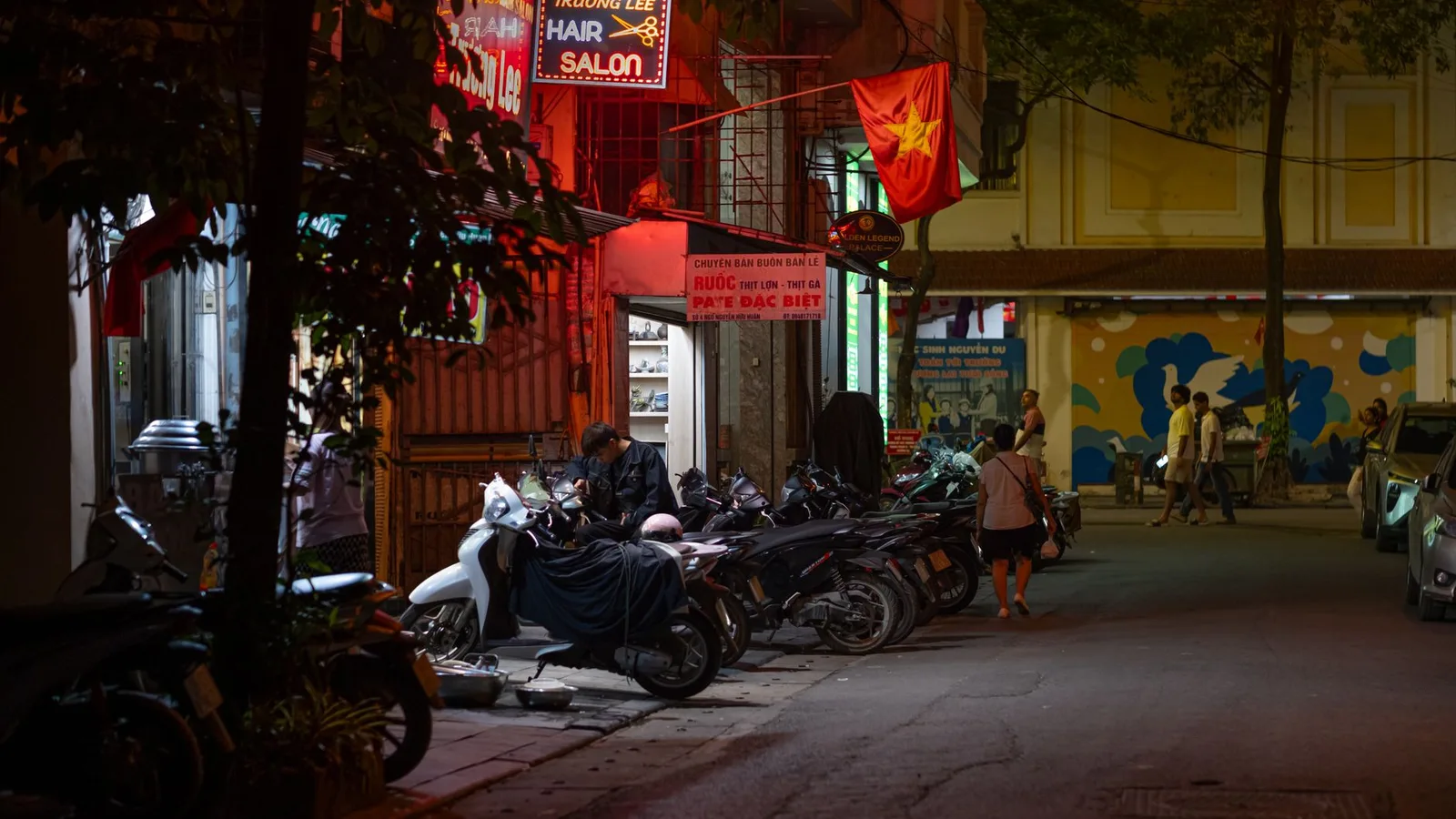 Nắng sớm mùa thu tràn trên phố cà phê Hà Nội