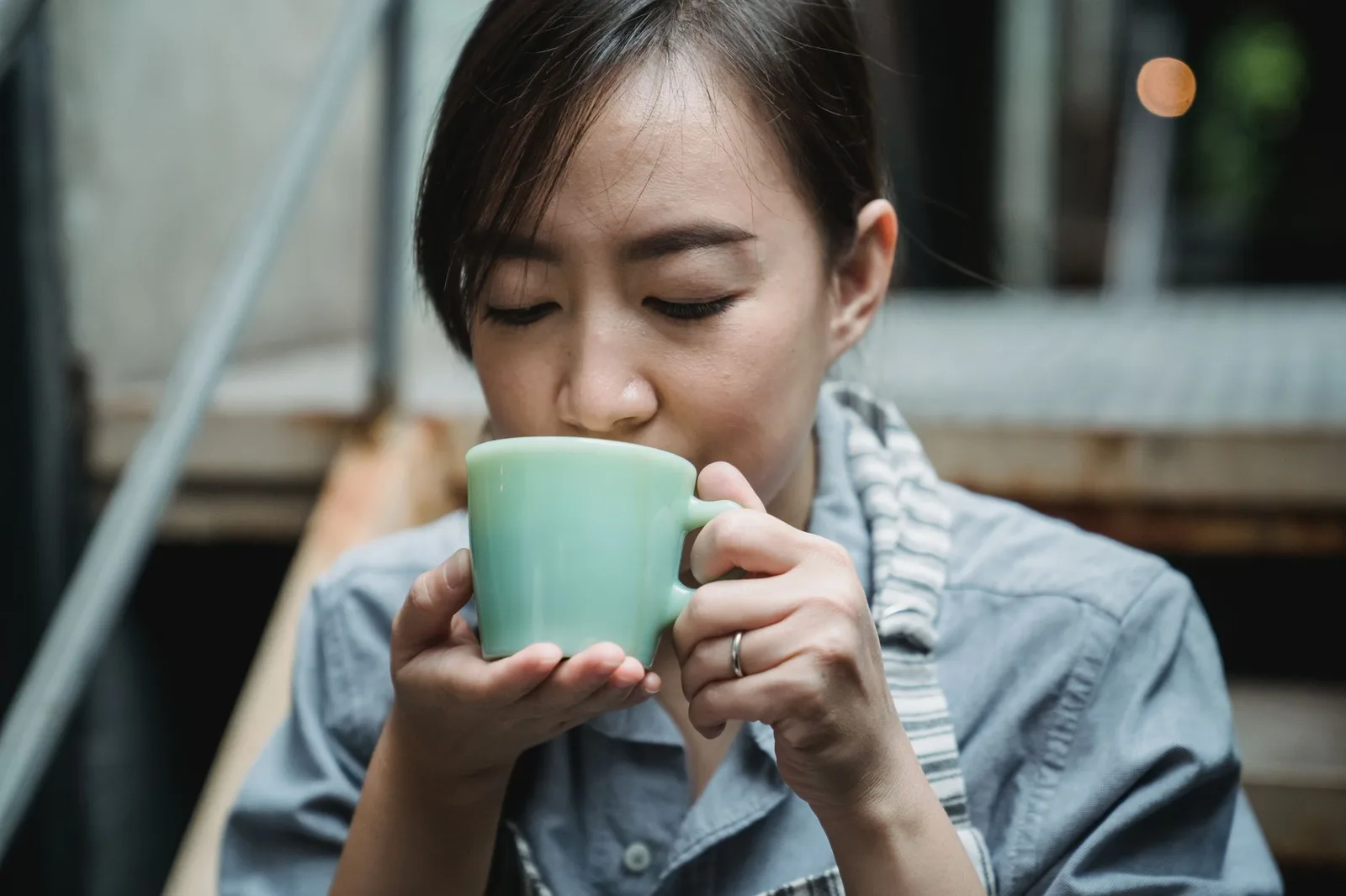 Phụ nữ châu Á thưởng thức cà phê sáng mùa thu Hà Nội