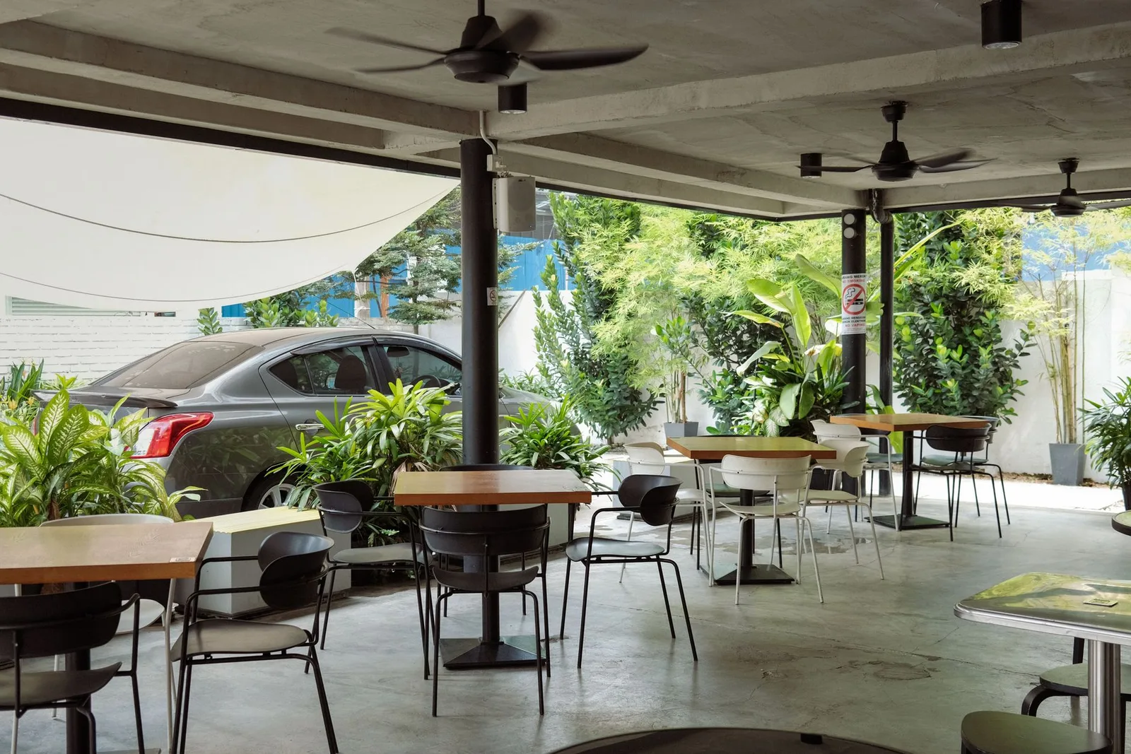 Khu vực ngồi ngoài trời có bóng râm tránh nắng chói