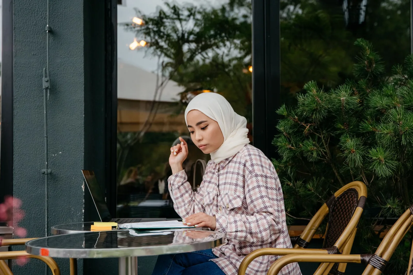 Người phụ nữ châu Á làm việc tại quán cà phê ngoài trời