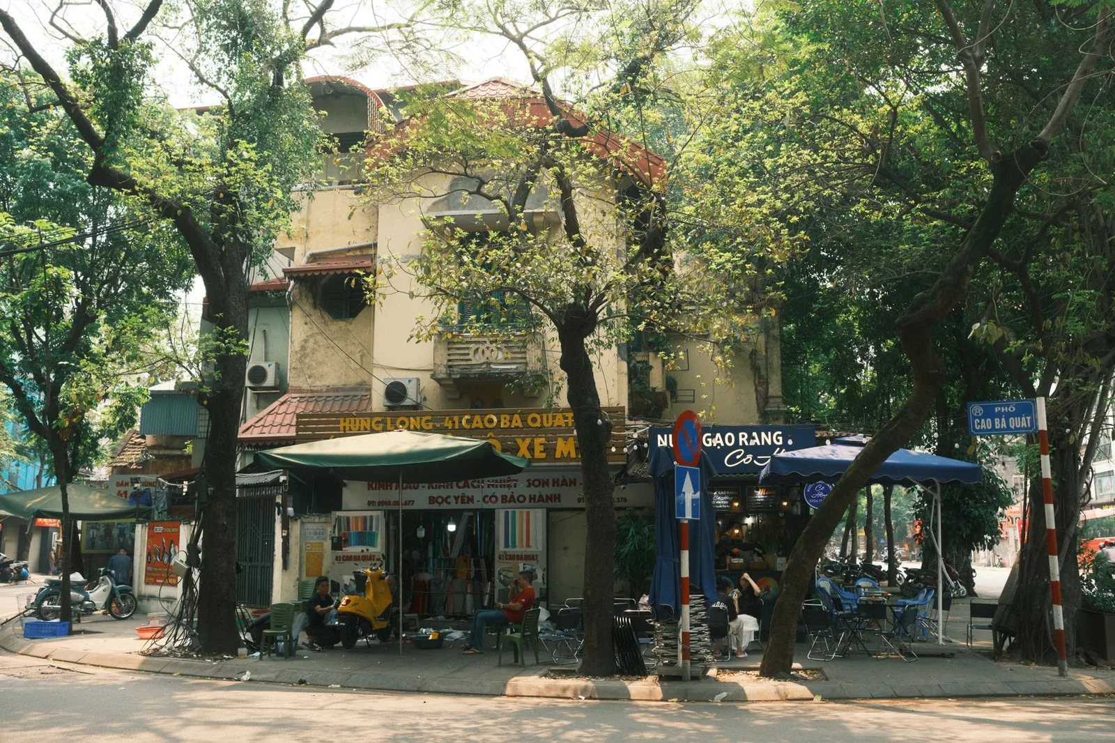 Cà phê buổi sáng bên phố cổ Hà Nội