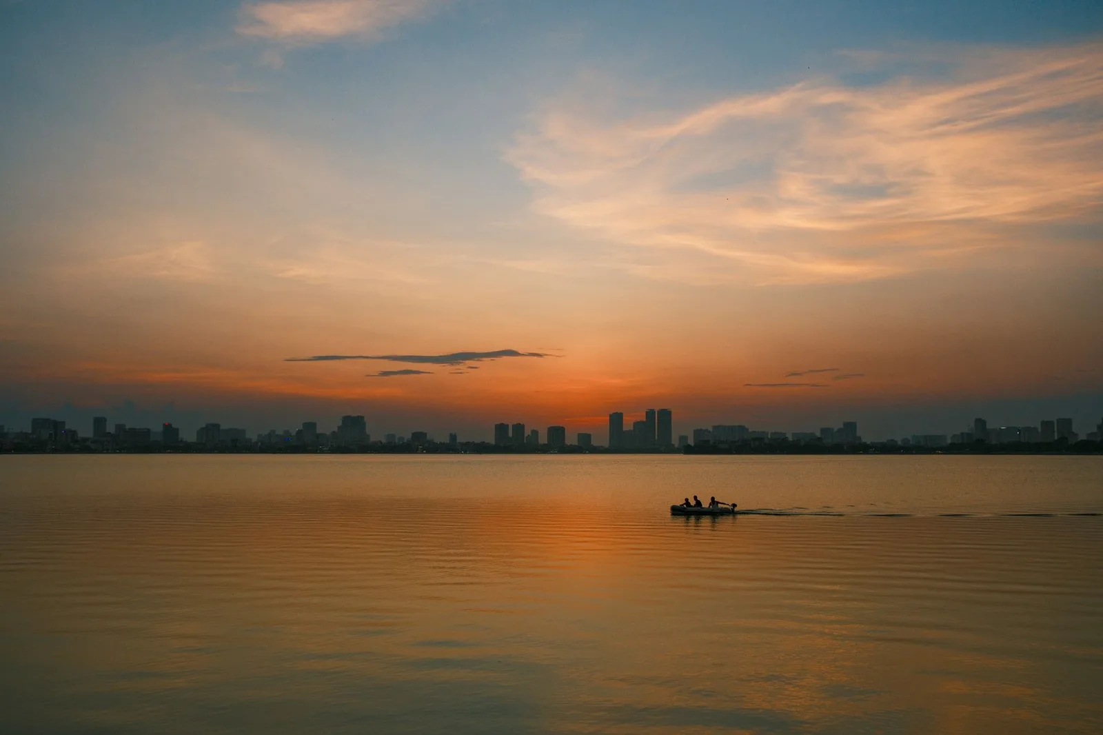 Không gian cà phê đón bình minh bên Hồ Tây